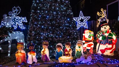 منزل يجمع التبرعات بزينة الكريسماس (صور)