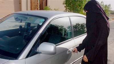 الداخلية السعودية تعلن موعد تطبيق قرار قيادة المرأة للسيارة