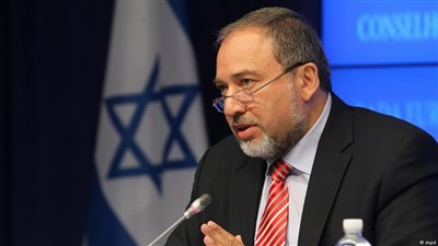 «المخلص للشيطان».. استقالة وزير الدفاع الإسرائيلي رفضا لوقف إطلاق النار في غزة.. ليبرمان: التهدئة بمثابة استسلام وخضوع.. حماس تعتبر الاستقالة اعترافا بالهزيمة.. ومطالبات بإقالة حكومة نتنياهو