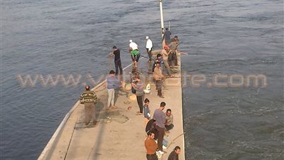 بالصور.. زحام شديد أعلى كوبري السد بدمياط لصيد الأسماك