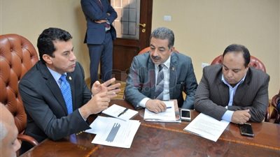 وزير الرياضة يجتمع برؤساء الاتحادات المشاركة بمشروع البطل الأوليمبي