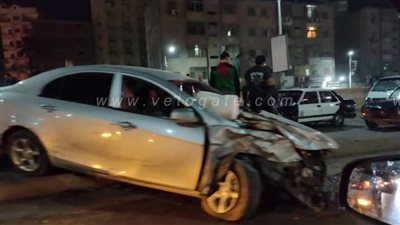 إصابة ٣ أشخاص في تصادم سيارتين أعلى كوبري طنطا | صور