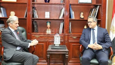 وزير الآثار يبحث مع السفير البريطاني سبل التعاون المشترك