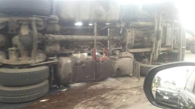 تكدس مروري على طريق الواحات بسبب انقلاب سيارة نقل