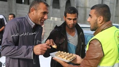 أهالي غزة يوزعون الحلوى احتفالا باستقالة ليبرمان (صور)