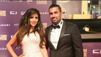 مي عمر تنشر صورتها مع محمد سامي بافتتاح مهرجان القاهرة