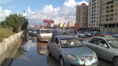 تعطل حركة المرور بالإسكندرية بسبب برك مياه الأمطار (صور)