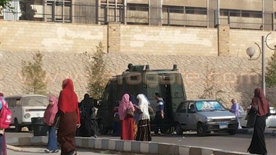 بالصور.. الأمن يقتحم «الأزهر» لفض وقفة طالبات «الإرهابية»