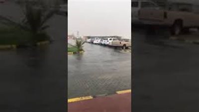 رد فعل كويتي تفاجأ بصاعقة رعدية قوية أثناء تصويره هطول الأمطار (فيديو)