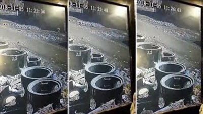 لحظة غرق طفلة في بالوعة مجاري (فيديو)