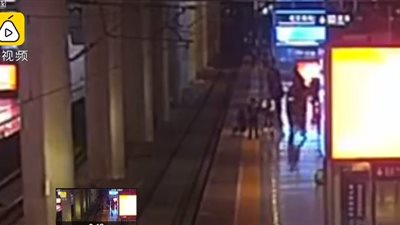 لحظة قفز فتاة أمام قطار بعد شجار مع صديقها (فيديو)