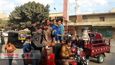 بالصور.. أهالي القنطرة والأمن يطاردون مسيرة لـ