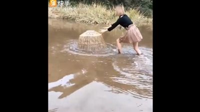 فتاة تصطاد ثعبانًا بطريقة مدهشة (فيديو)