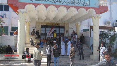 أهالي سفاجا يستنكرون استيلاء صاحب سلسلة محال تجارية شهيرة على أراضي الدولة