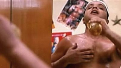 هنيدي يدهن جسده بالزيت استعدادًا لمواجهة «تربل اتش»