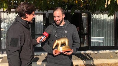 «هيجواين» يتسلم جائزة الخنزير الذهبي