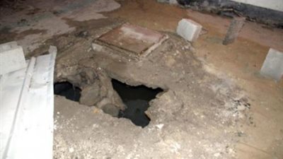 ضبط 5 عمال أثناء تنقيبهم عن الآثار أسفل منزل بـ