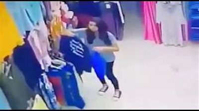 حسناء تسرق محل ملابس بطريقة ماكرة (فيديو)