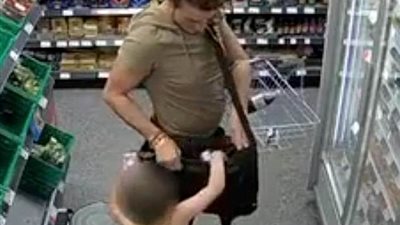 رجل يستغل طفلا عاري الصدر في سرقة متجر (فيديو وصور)