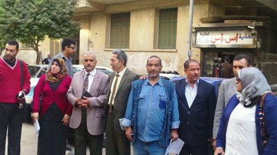 بالصور.. وقفة احتجاجية للمعلمين أمام 