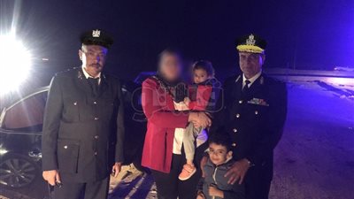 أمن القاهرة ينقذ سيدة وأبنائها ضلوا الطريق في صحراء التجمع
