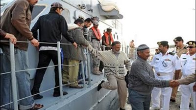 عودة 12 صيادًا مصريًا من تونس بعد احتجازهم ٢٠ يومًا