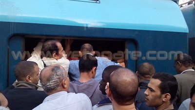 تكدس الركاب بمحطة مترو «عزبة النخل»