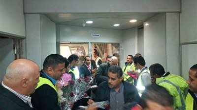 مصر للطيران تستقبل أولى رحلات الكويت المنتظمة بالورود (صور)