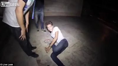 لحظة كسر ساق شاب متهور (فيديو وصور)