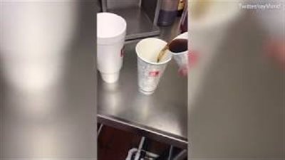 عامل يفضح غش مطعم أمريكي في حجم أكواب المشروب (فيديو وصور)