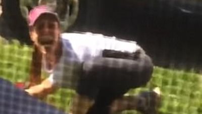 انهيار امرأة في البكاء لقتل جارها كلبها (فيديو صور)