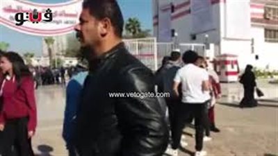الأمن يطرد شبابا يوزعون دعاية انتخابية بنادي الزمالك (فيديو)