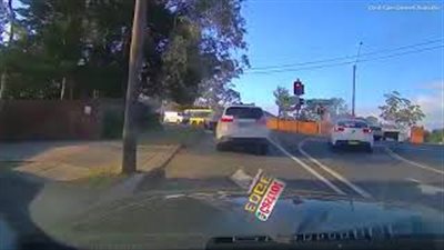 حادث تصادم يثير حيرة مشاهديه حول المخطئ (فيديو وصور)