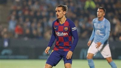 تركته غارقا في الماء وملابسه مبتلة.. جريزمان يحرج مذيعة أثناء حواره معها | فيديو