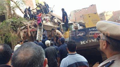 بالفيديو والصور.. محافظ الفيوم يتفقد موقع انهيار منزلين