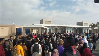 طوابير أمام بوابات دخول معرض القاهرة للكتاب بأول أيامه | صور