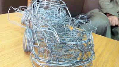 بالصور.. سعودي يصنع «مرسيدس» بأسلاك معدنية