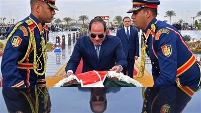 السيسي يضع إكليلًا من الزهور على النصب التذكاري لشهداء الشرطة
