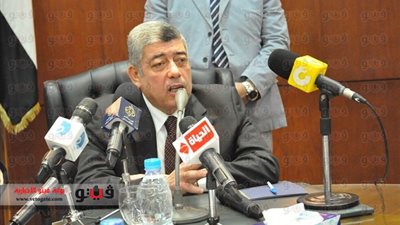 وزير الداخلية يكافئ 412 شرطيًا لجهودهم المتميزة