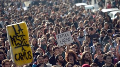 الأزمات المالية تعصف بثالث أكبر اقتصاد فى منطقة اليورو..الاحتجاجات والمظاهرات الرافضة للبطالة والتقشف الحكومى تجتاح إيطاليا .. 50 %من الشباب يرغبون في مغادرة البلاد للهروب من الفقر