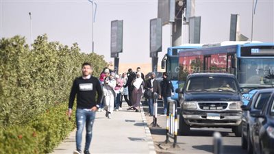 تكدس السيارات أمام بوابات دخول معرض الكتاب بأول أيامه | صور