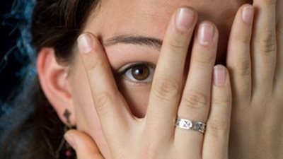 طبيبة نساء تضع خريطة للفتيات المقبلات على الزواج