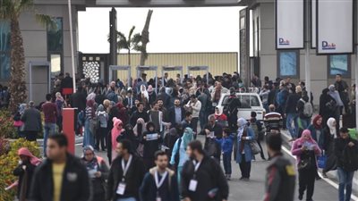 الشباب والمراهقون يتصدرون المشهد بأول أيام معرض القاهرة للكتاب | صور