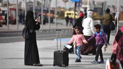 الأم وأطفالها.. جولة سيلفي ومرح على أبواب معرض الكتاب | صور