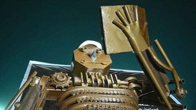 «الفن ينتصر على طيور الظلام».. شاب عراقي يحول بقايا «داعش» إلى تحف فنية