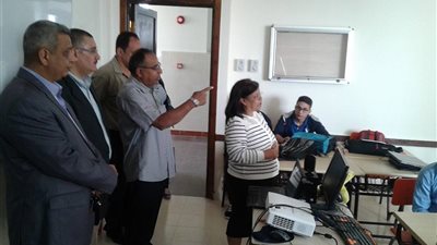 بالصور.. مدير «تعليم البحر الأحمر» تتفقد مدرسة المتفوقين بالغردقة