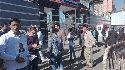 المشاجرات عنوان الساعات الأولى من انتخابات الزمالك.. مشادة بين أحمد سليمان والمشرفين بسبب المنصة.. تهديد بإيقاف التصويت.. خناقة العتال لتبديل رقمه تشعل الأجواء (فيديو)