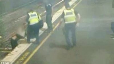 إنقاذ بطولي لامرأة قبل لحظات من دهس قطار لها (فيديو وصور)