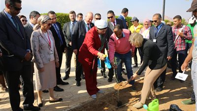 وزيرة البيئة ورؤساء وفود العالم يزرعون أشجار الزيتون بحديقة السلام (صور)
