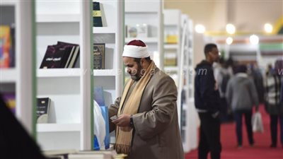 العمامتان البيضاء والسوداء تزينان معرض الكتاب في أول أيامه | صور